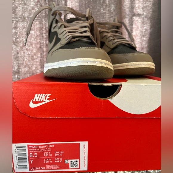 Pre loved Women’s Nike Dunk High Black, Grey and White Sneakers in Size 8 1/2 US - Picture 9 of 10